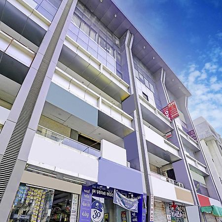 Hotel O Nova Rooms Surat Buitenkant foto