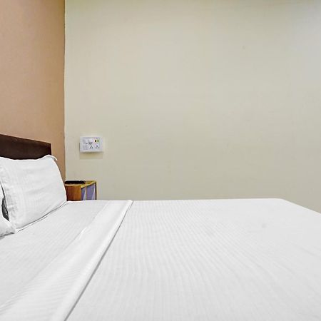 Hotel O Nova Rooms Surat Buitenkant foto