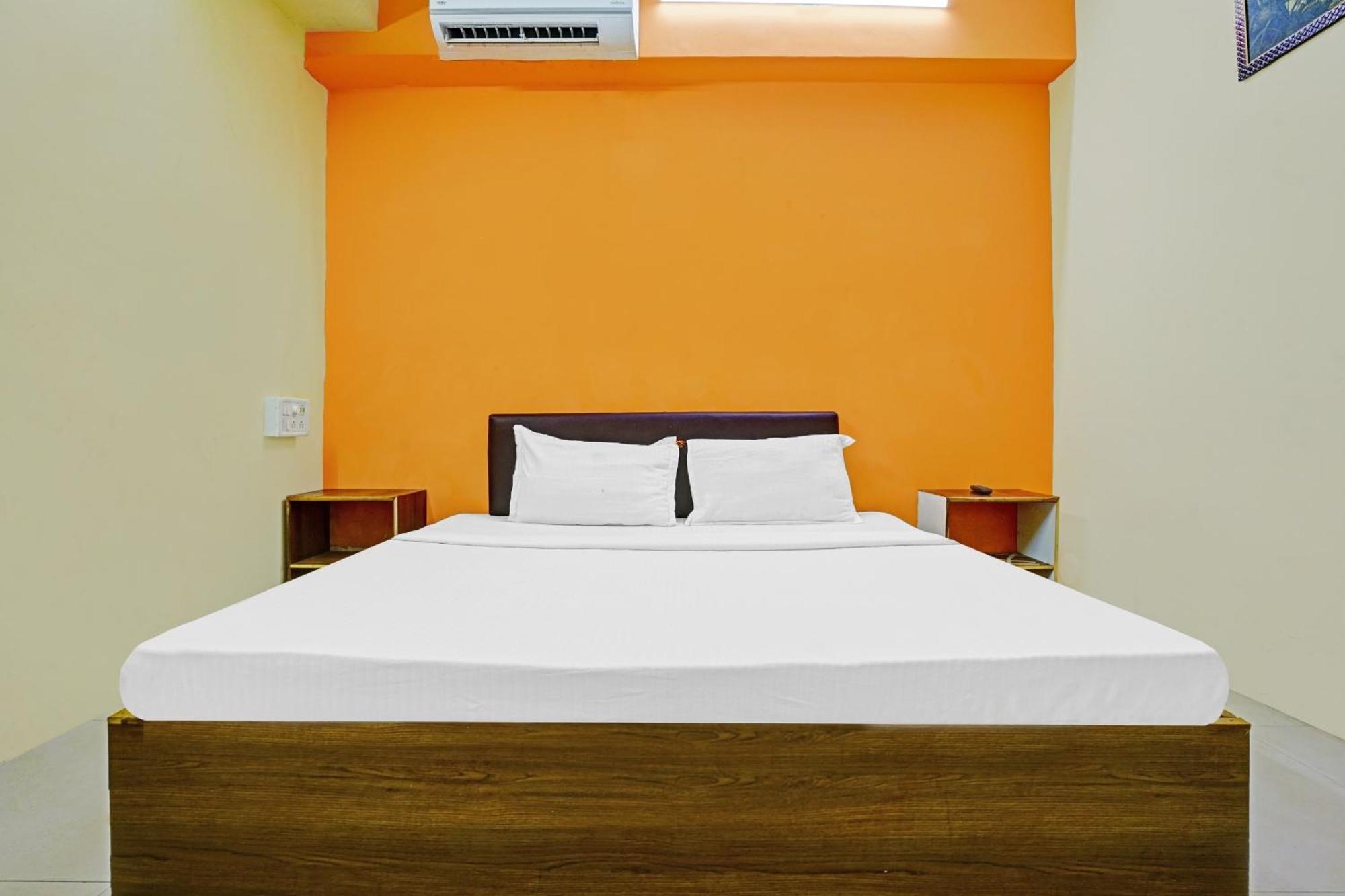 Hotel O Nova Rooms Surat Buitenkant foto