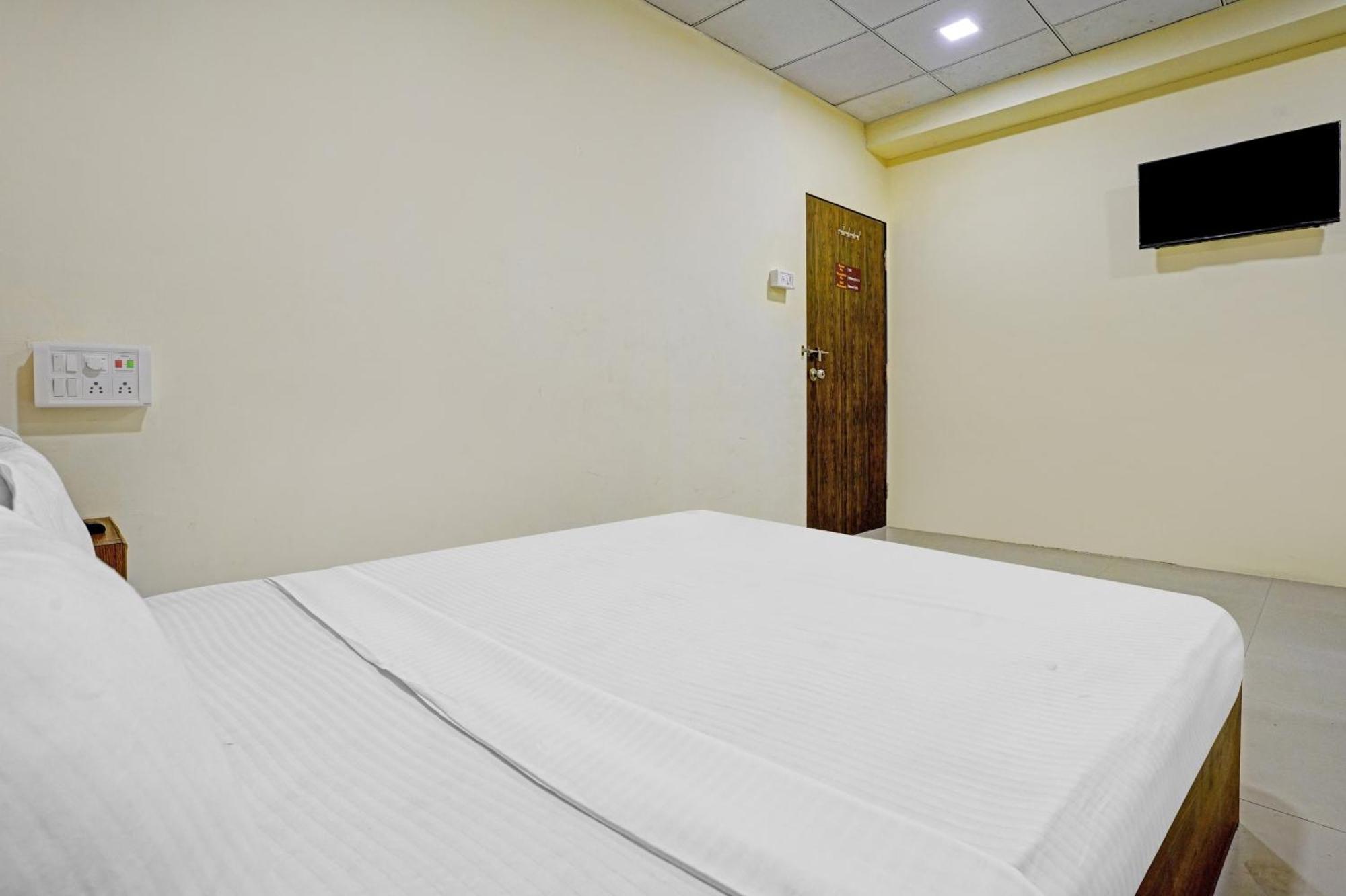 Hotel O Nova Rooms Surat Buitenkant foto