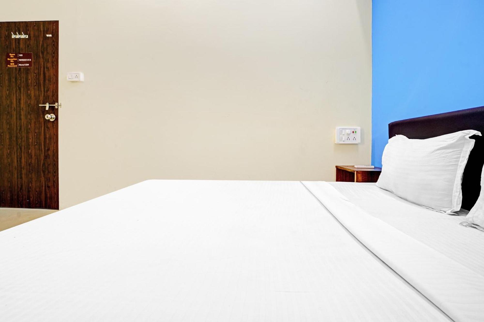 Hotel O Nova Rooms Surat Buitenkant foto