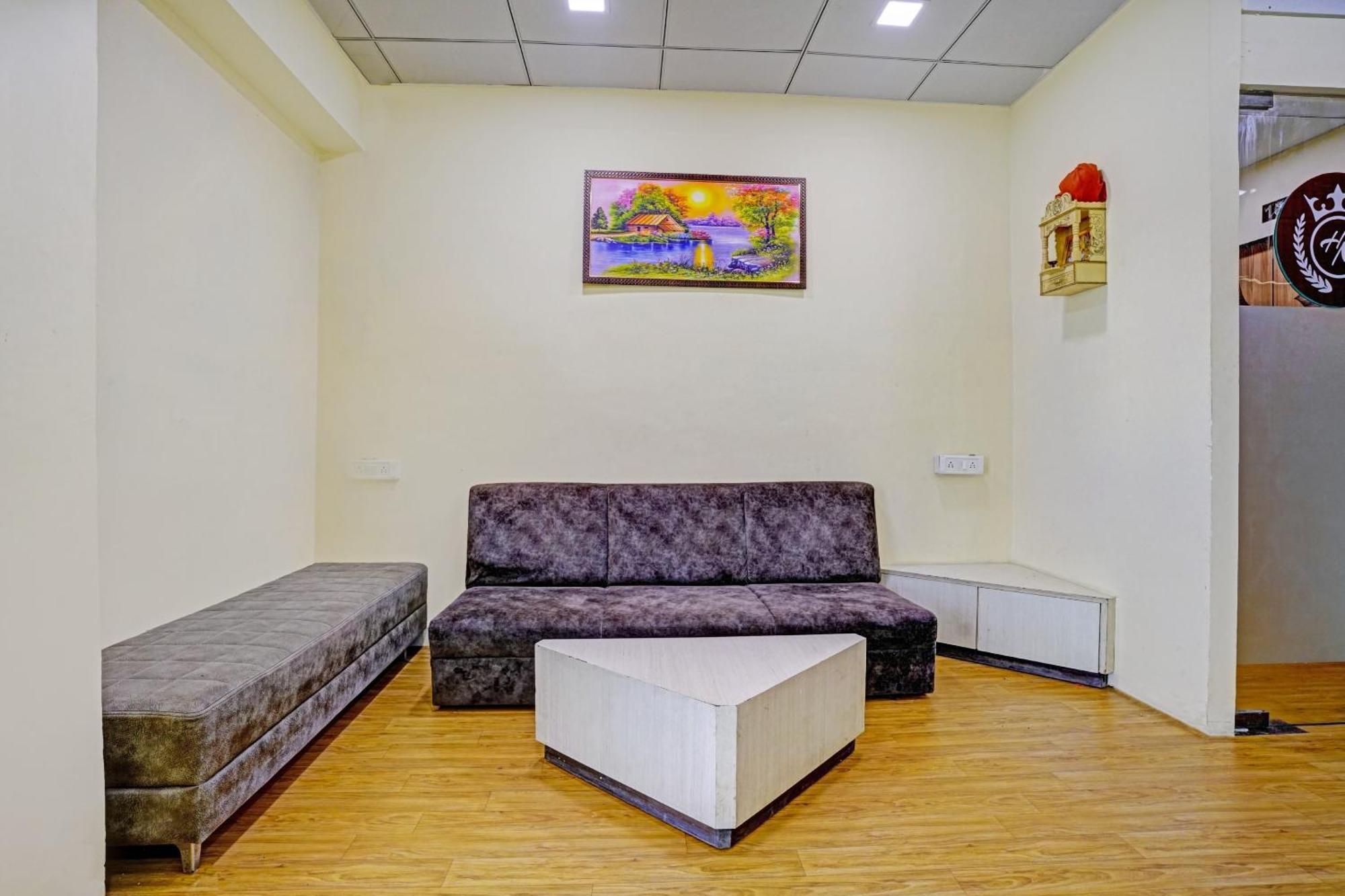 Hotel O Nova Rooms Surat Buitenkant foto