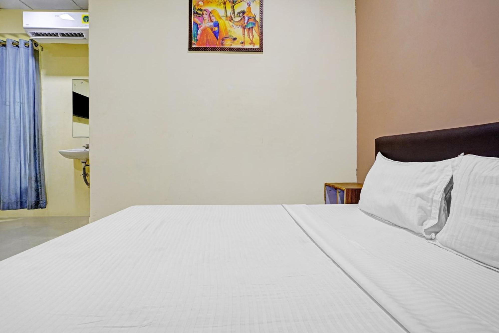 Hotel O Nova Rooms Surat Buitenkant foto