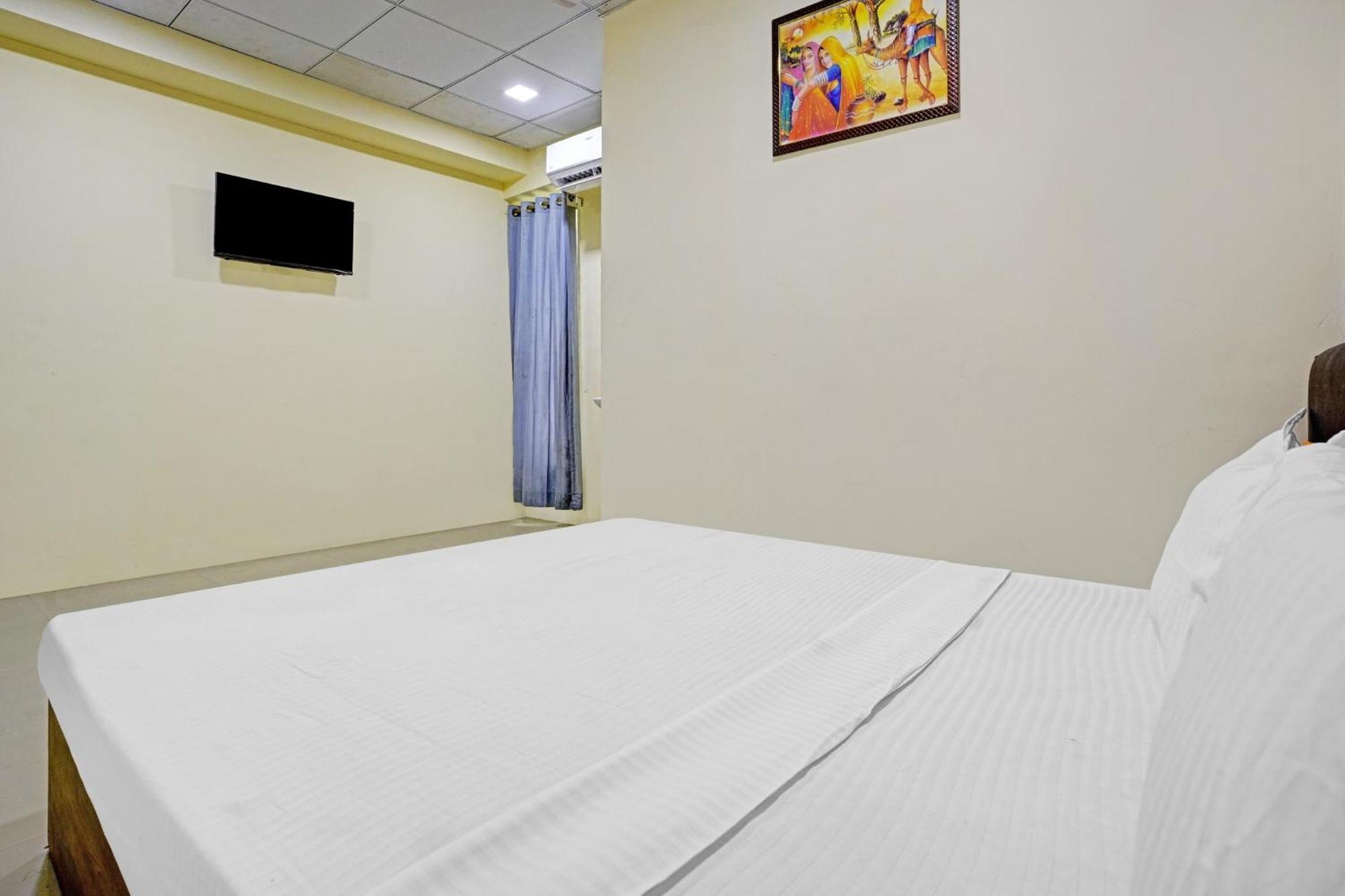 Hotel O Nova Rooms Surat Buitenkant foto