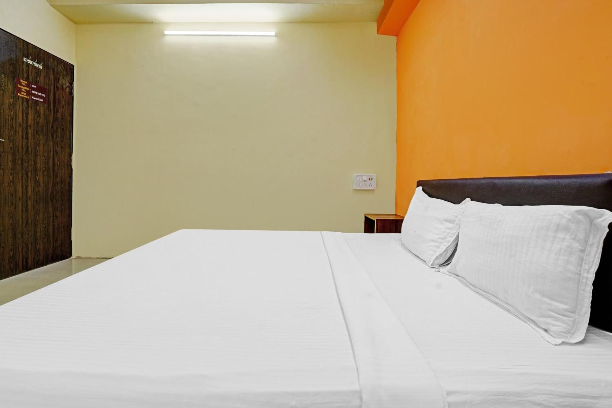 Hotel O Nova Rooms Surat Buitenkant foto