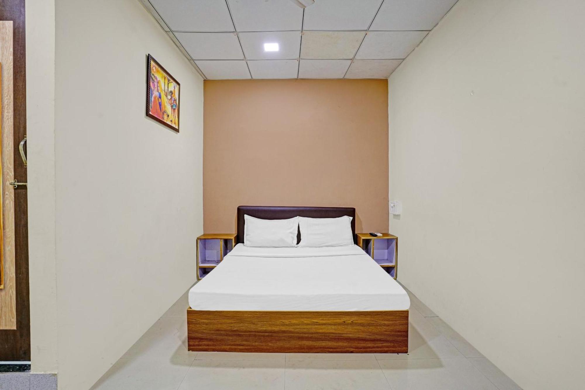 Hotel O Nova Rooms Surat Buitenkant foto