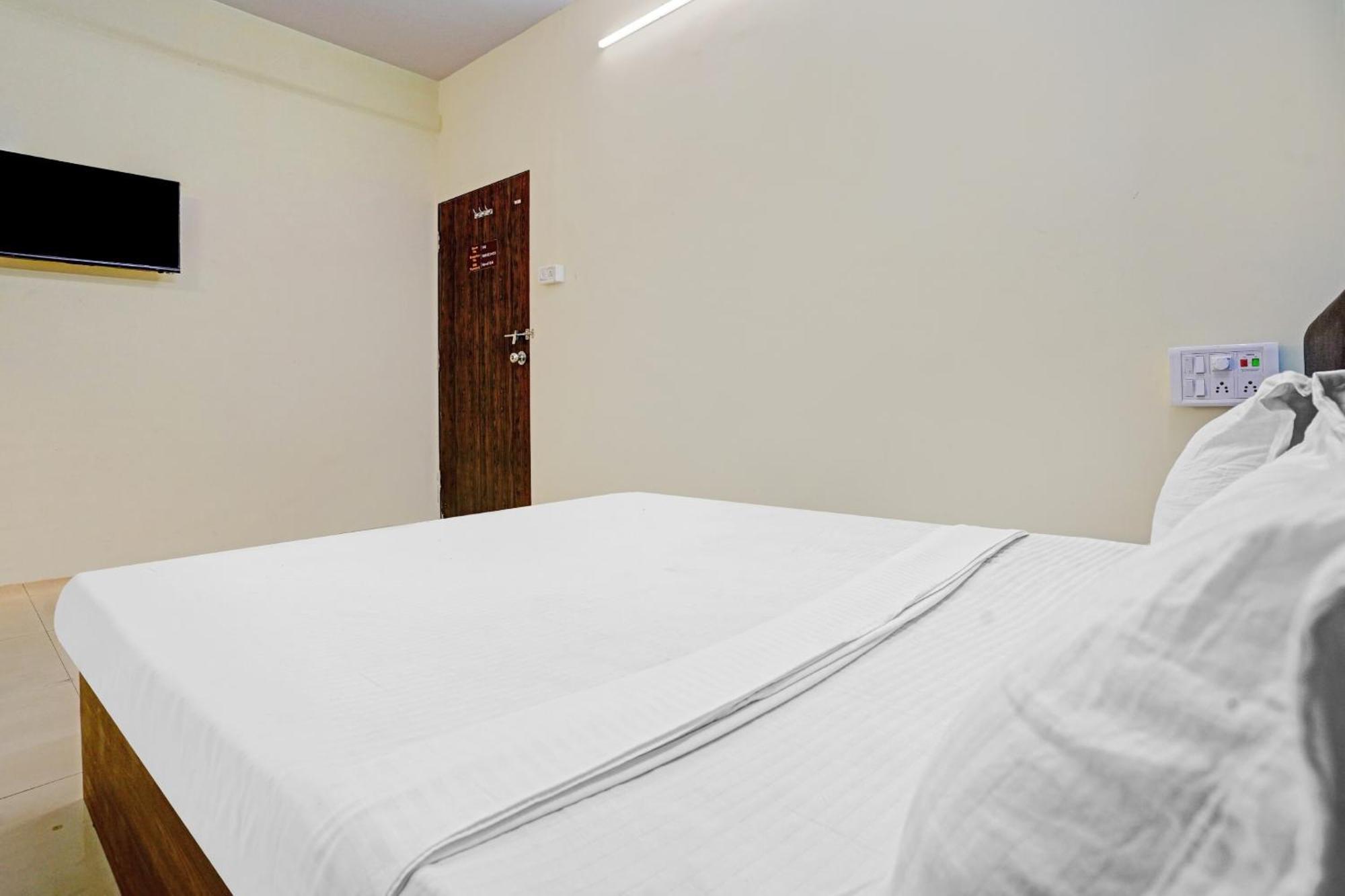 Hotel O Nova Rooms Surat Buitenkant foto