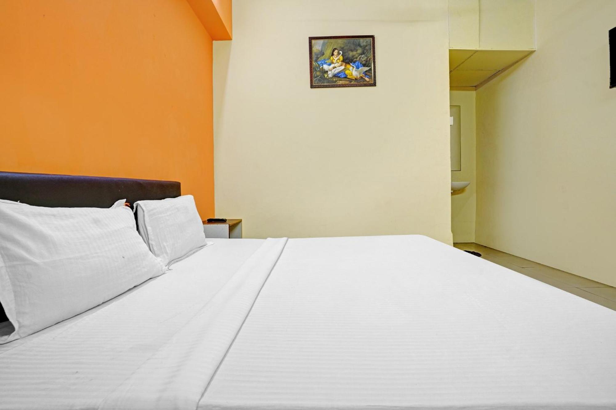 Hotel O Nova Rooms Surat Buitenkant foto