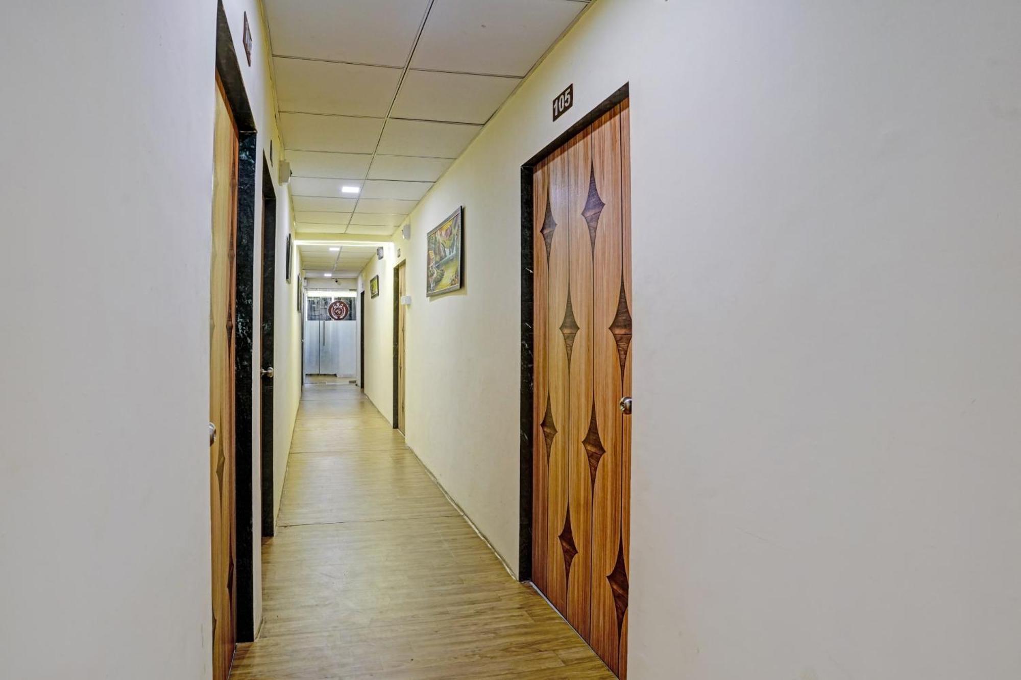 Hotel O Nova Rooms Surat Buitenkant foto