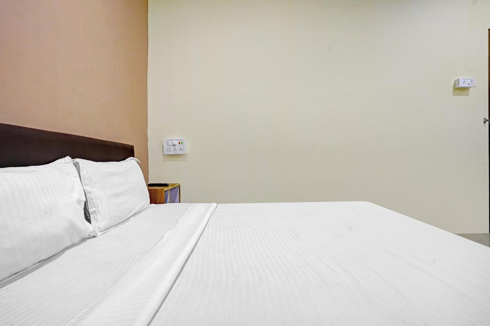 Hotel O Nova Rooms Surat Buitenkant foto